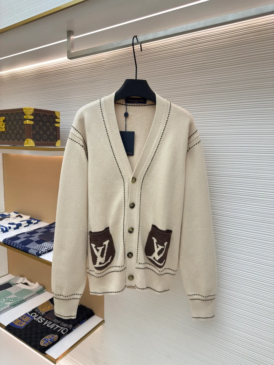 LOUIS VUITTON pocket letter cardigan ●Authentic product: Purchased and developed at 13600 ●Item number: 1680423-B70 ●Fabric: wool fabric ●Technology: knitting ●Version: loose fit ●Weight: about 850 grams ●Size: XS-S-M-L ●Description: Made of customized wool yarn, the yarn is dyed and dyed with reference to the original version. The color similarity is as high as 95%. It is knitted using Stoll 12-pin ultra-fine needle clock machine imported from Germany. It is knitted using a needle-moving shaking table. During knitting, 6 sand spits are used to alternately knit back and forth. Each piece takes 300 minutes. It is not knitted like those ordinary computerized flat knitting machines. In order to rush the goods efficiently, the speed is turned to the limit, and the stitches of the knitted garments are different in size. The overall wiring is straight and delicate, the fabric is comfortable and soft, and the color is consistent without color difference. It can be matched with the same style to create a fashionable look and control various occasions. Customized accessories, complete with three standards, same style for men and women!